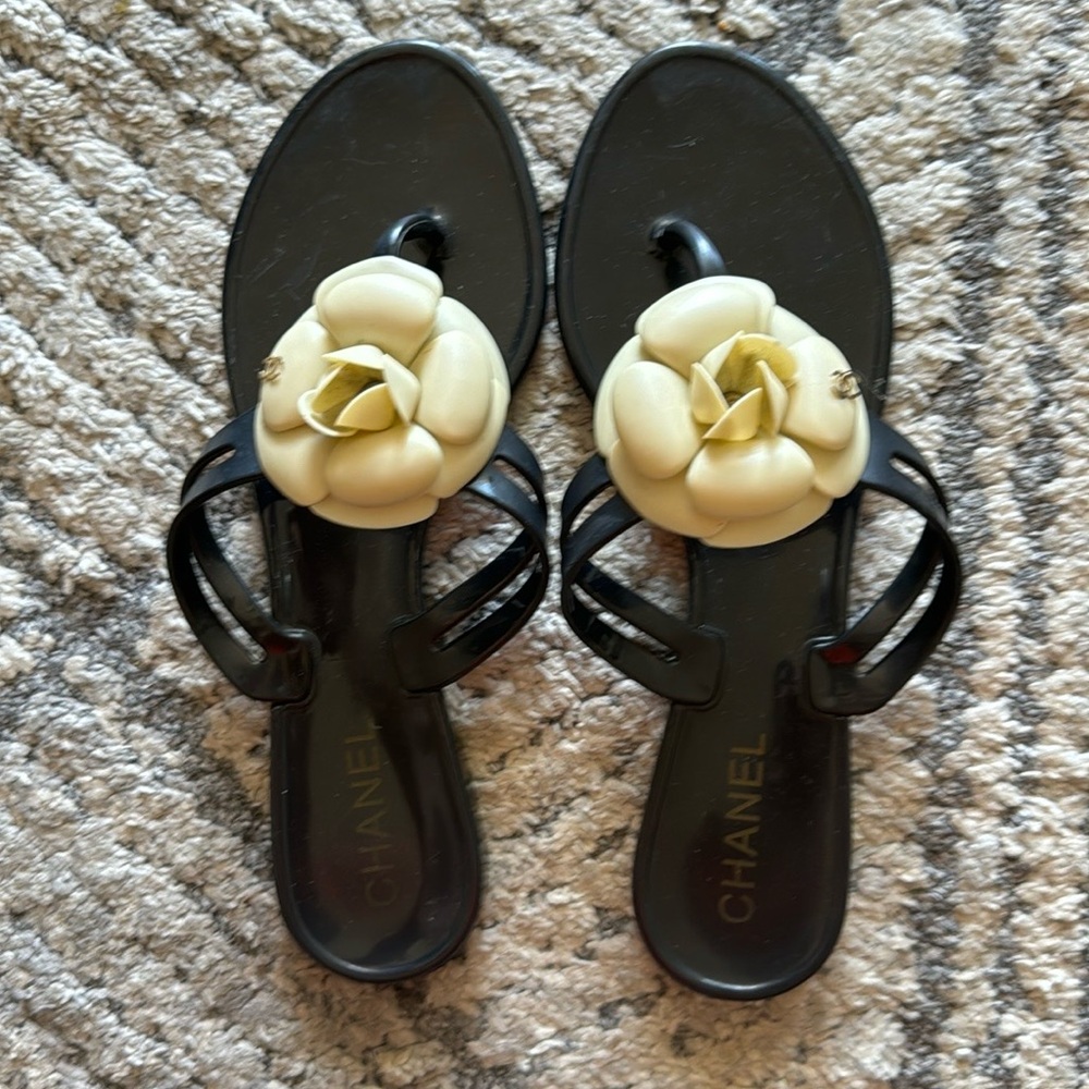 *Chanel* Sz 40 Camellia Black & Cream/Ivory Thong Sandal EUC